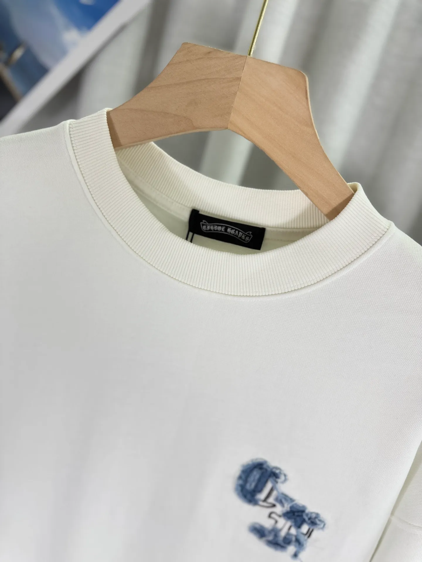 P260 top version, real shot without P, ​​different from market currency) 𝗖𝗵𝗿𝗼𝗺𝗲 𝗛𝗲𝗮𝗿𝘁𝘀/Cro Heart 2025 Patch Embroidery Autumn and Winter New Original Single Counter American Acid Washed Distressed Laser Burnt Patch Embroidery Couple Casual Sweater 👑The highest version! Customized fabric 440g tripe terry fabric! American acid-washed and distressed original fabric laser burnt ✟appliqué embroidery and exquisite embroidery of letters! The best-selling model in the counter, very comfortable to wear. Accessories: original molded and authenticated collar label➕100% silk wash label. Genuine purchase-grade original hangtag➕matching hanging rope➕3D hanging beads➕original packaging bag. Craftsmanship: The original version has consistent wiring! The highest version of the armhole matching technique! Color: White Black Size: S M L XL Style Number: 25-309